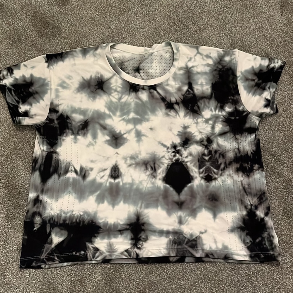 Lululemon Train To Be short sleeve shirt